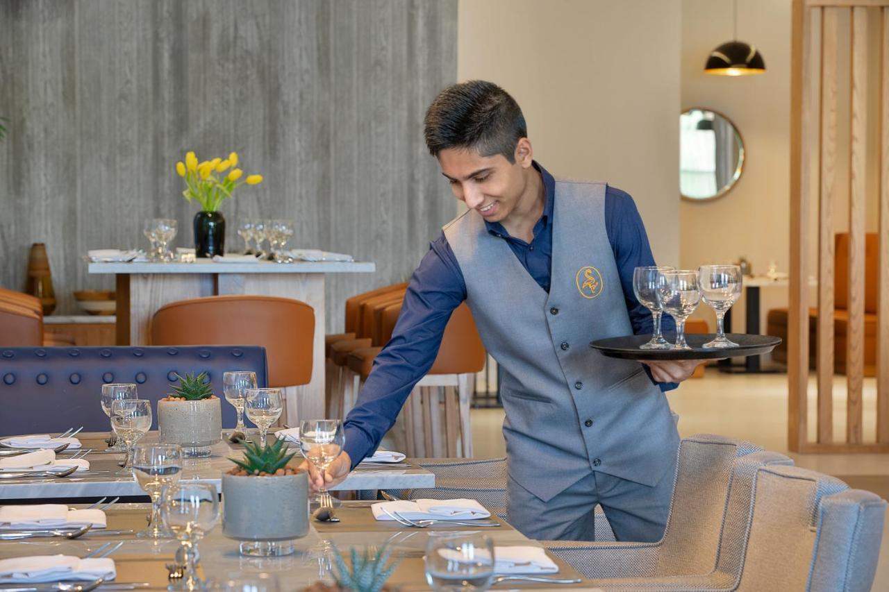 Voco Al Khobar By Ihg Hotel Ngoại thất bức ảnh A waiter at work