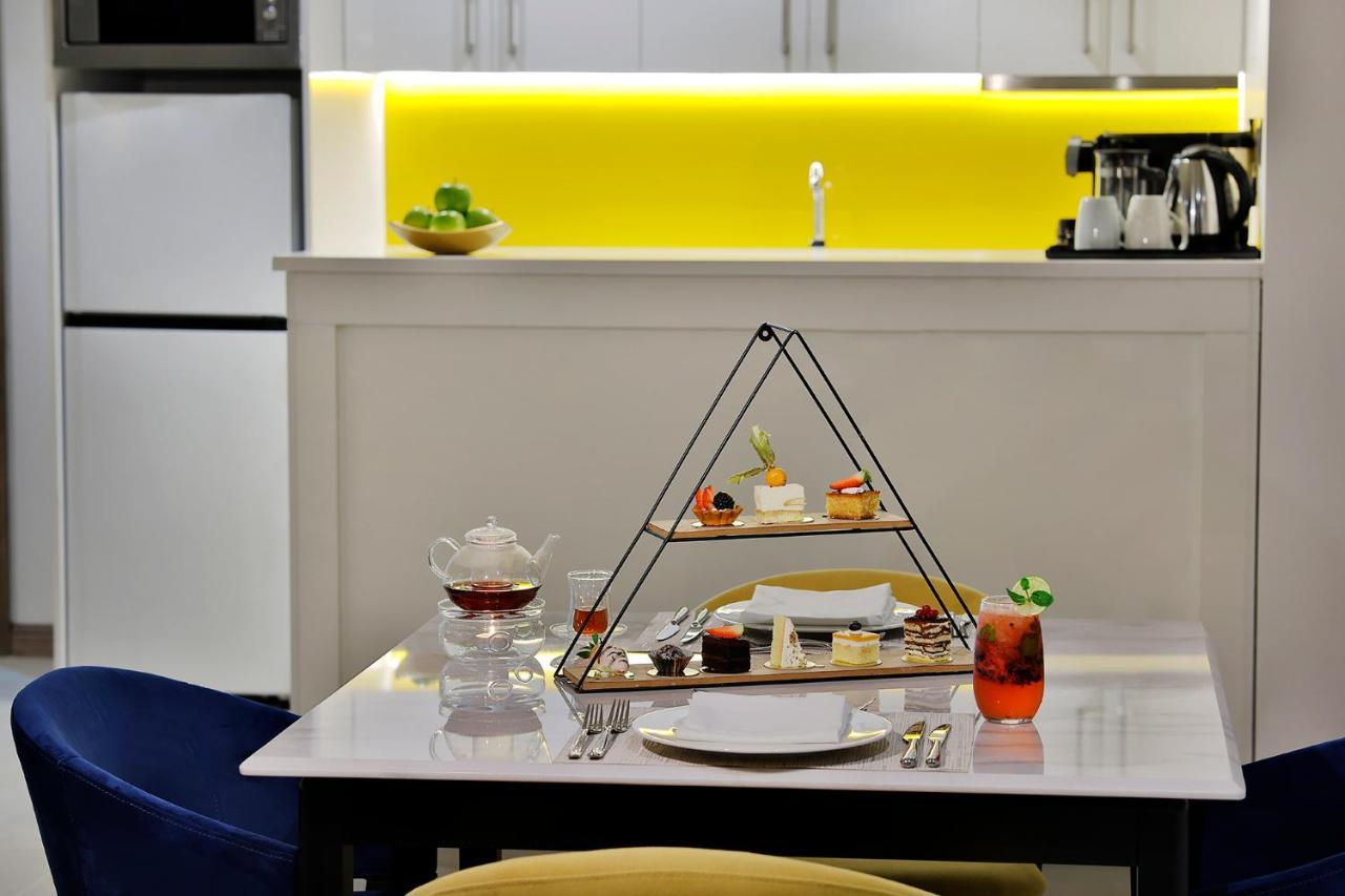 Voco Al Khobar By Ihg Hotel Ngoại thất bức ảnh A pyramid cake stand