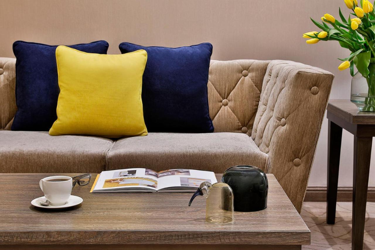 Voco Al Khobar By Ihg Hotel Ngoại thất bức ảnh A sofa with cushions