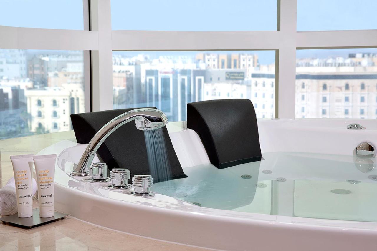 Voco Al Khobar By Ihg Hotel Ngoại thất bức ảnh A modern bathtub