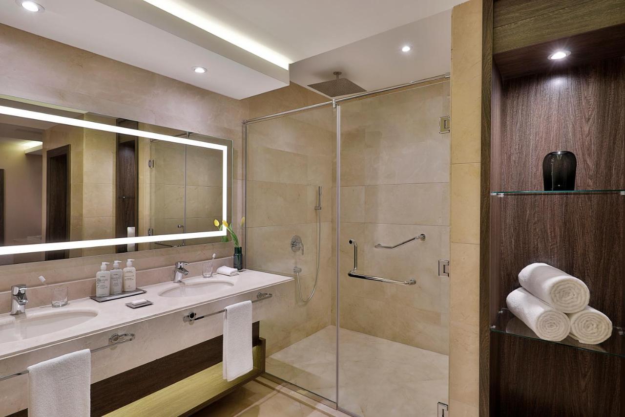 Voco Al Khobar By Ihg Hotel Ngoại thất bức ảnh A shower enclosure
